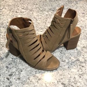Open toed strappy tan shoes w/ chunky heel size 7